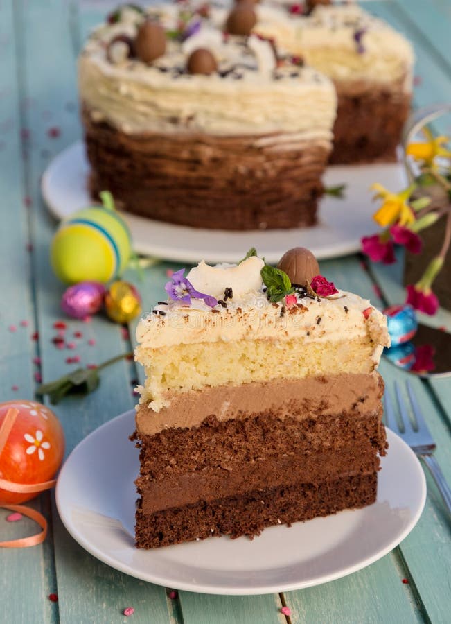 Kuchen mit dem Kuchen mit drei Blättern und drei Arten Schokoladencreme lizenzfreies stockbild Kuchen mit dem Kuchen mit drei Blättern und drei Arten Schokoladencreme lizenzfreies stockbild
