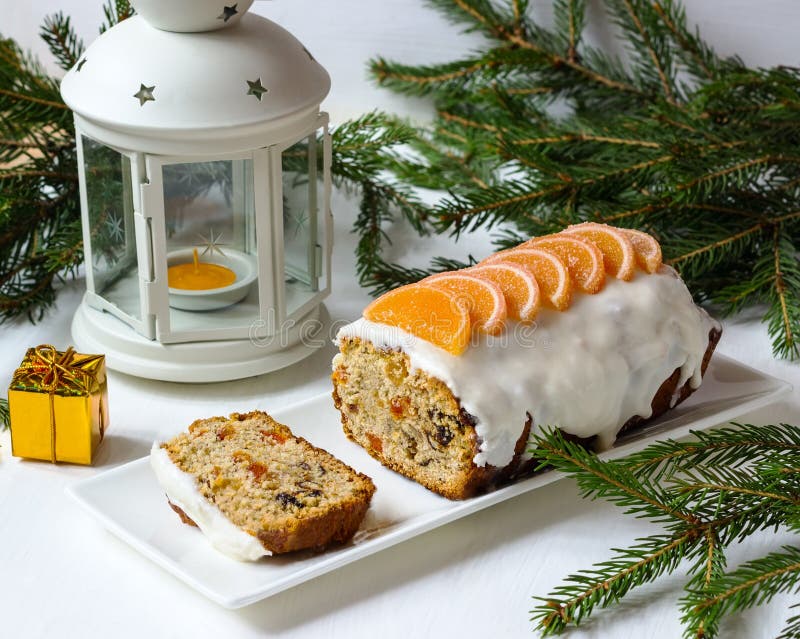 Kuchen Mit Kandierten Früchten Stockfoto - Bild von kerze, gebacken ...