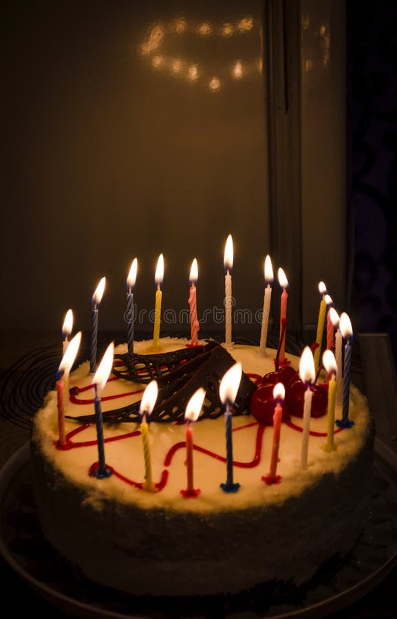 Kuchen Mit Kerzen Stockfoto Bild Von Kerzen Kuchen