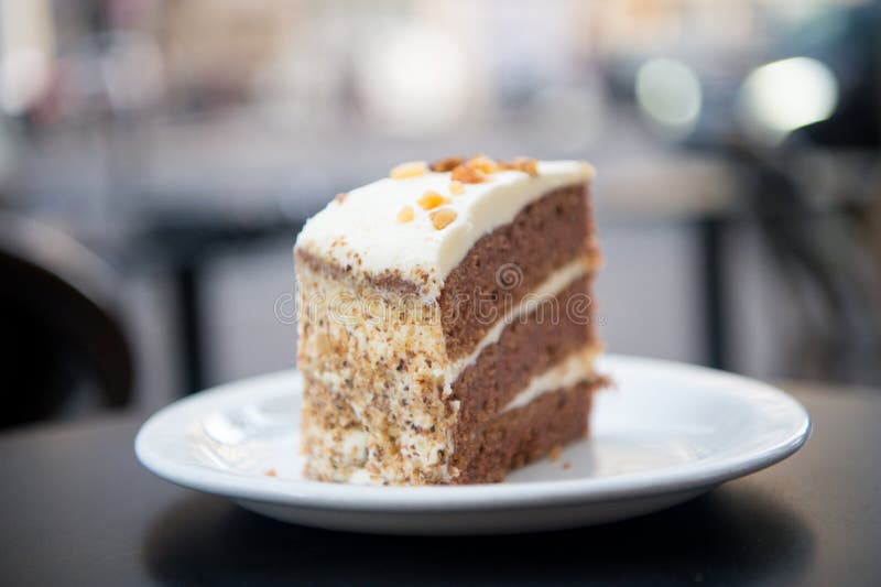 Kuchen mit Sahne, Lebensmittel Backen Sie Scheibe auf weißer Platte in Paris, Frankreich, Nachtisch zusammen Versuchung, Appetitk stockbild Kuchen mit Sahne, Lebensmittel Backen Sie Scheibe auf weißer Platte in Paris, Frankreich, Nachtisch zusammen Versuchung, Appetitk stockbild