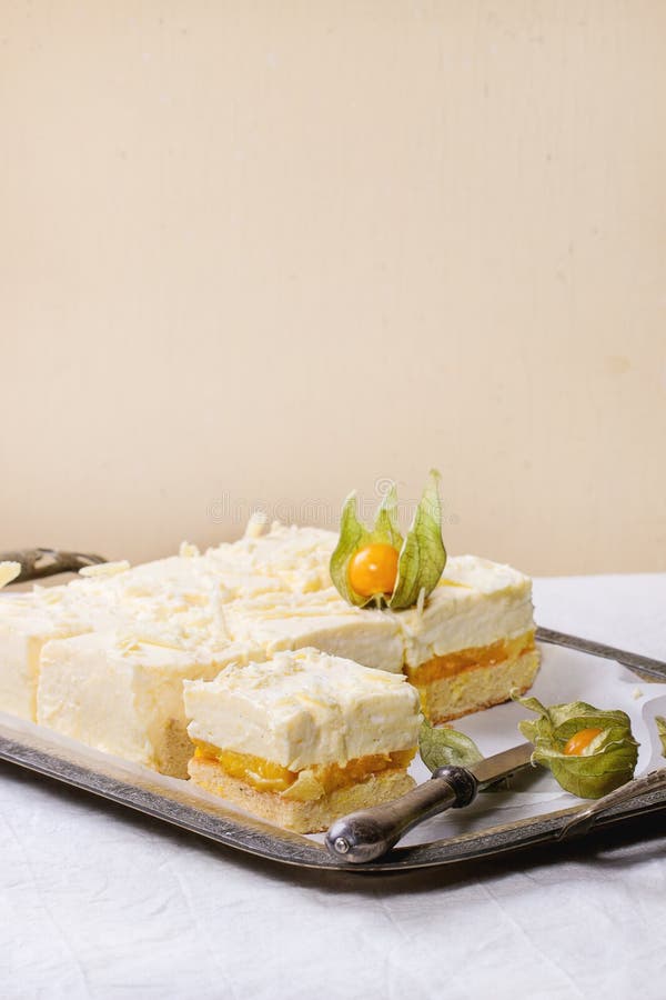 Kuchen mit tropischen Früchten lizenzfreie stockfotografie Kuchen mit tropischen Früchten lizenzfreie stockfotografie