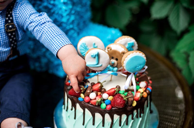 Kuchen und Babyhand feiern 1 Jahre stockfotos Kuchen und Babyhand feiern 1 Jahre stockfotos