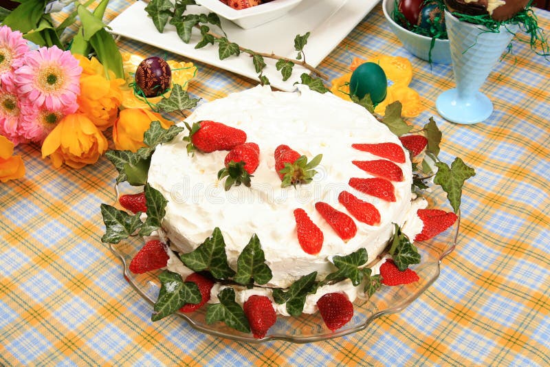 Kuchen verziert mit Erdbeeren lizenzfreie stockfotografie Kuchen verziert mit Erdbeeren lizenzfreie stockfotografie