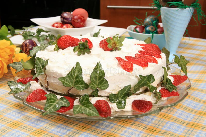 Kuchen verziert mit Erdbeeren lizenzfreie stockbilder Kuchen verziert mit Erdbeeren lizenzfreie stockbilder
