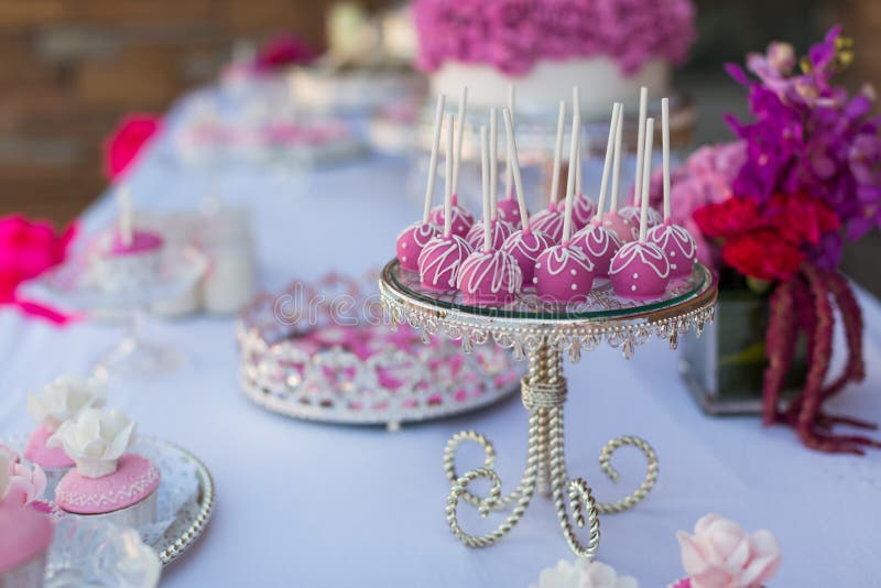 Kuchenknalle und -kleine Kuchen lizenzfreie stockfotografie Kuchenknalle und -kleine Kuchen lizenzfreie stockfotografie