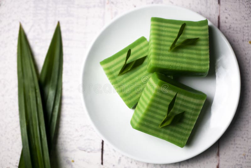 Kue lapis oznacza ciasto warstwowe w szarym i zielonym indonezyjskim tradycyjnym jedzeniu obraz stock