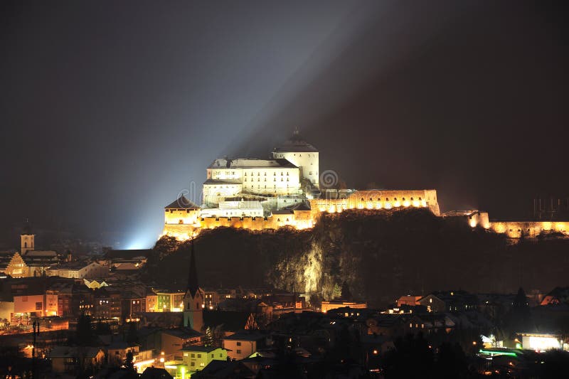 Kufstein forteca w nocy Kufstein forteca w nocy