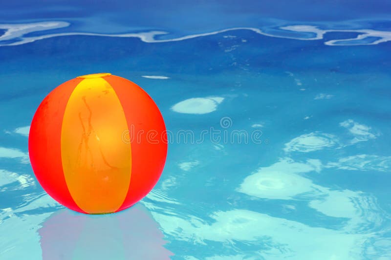 Kugel im Pool. stockfotografie Kugel im Pool. stockfotografie
