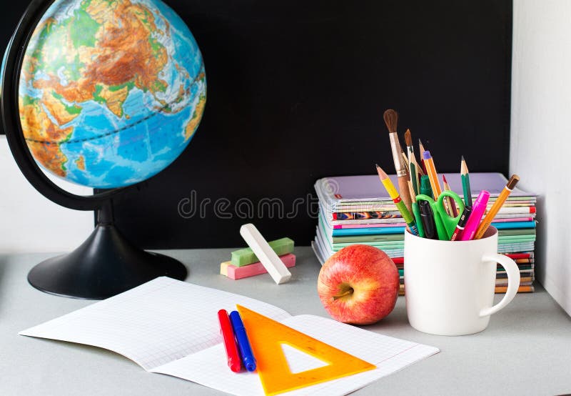 Kugel, Notizbuchstapel und Bleistifte auf dem Tisch Schulkind- und Studentenstudienzubeh?r Zur?ck zu Schule-Konzept lizenzfreie stockbilder Kugel, Notizbuchstapel und Bleistifte auf dem Tisch Schulkind- und Studentenstudienzubeh?r Zur?ck zu Schule-Konzept lizenzfreie stockbilder