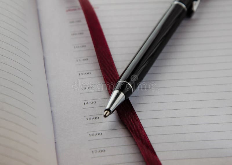 Kugelschreiber auf dem Hintergrund eines Notizbuches mit rotem Bookmark lizenzfreie stockfotografie Kugelschreiber auf dem Hintergrund eines Notizbuches mit rotem Bookmark lizenzfreie stockfotografie