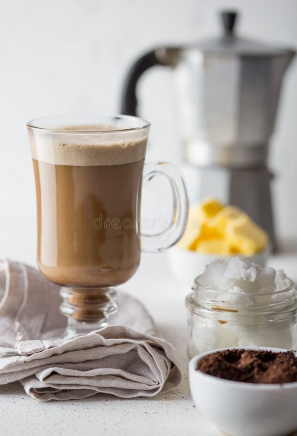 Kugelsicherer Kaffee Ketogenic Keton-Diät coffe mischte mit Kokosnussöl und Butter Schale kugelsicherer Kaffee und lizenzfreie stockbilder Kugelsicherer Kaffee Ketogenic Keton-Diät coffe mischte mit Kokosnussöl und Butter Schale kugelsicherer Kaffee und lizenzfreie stockbilder