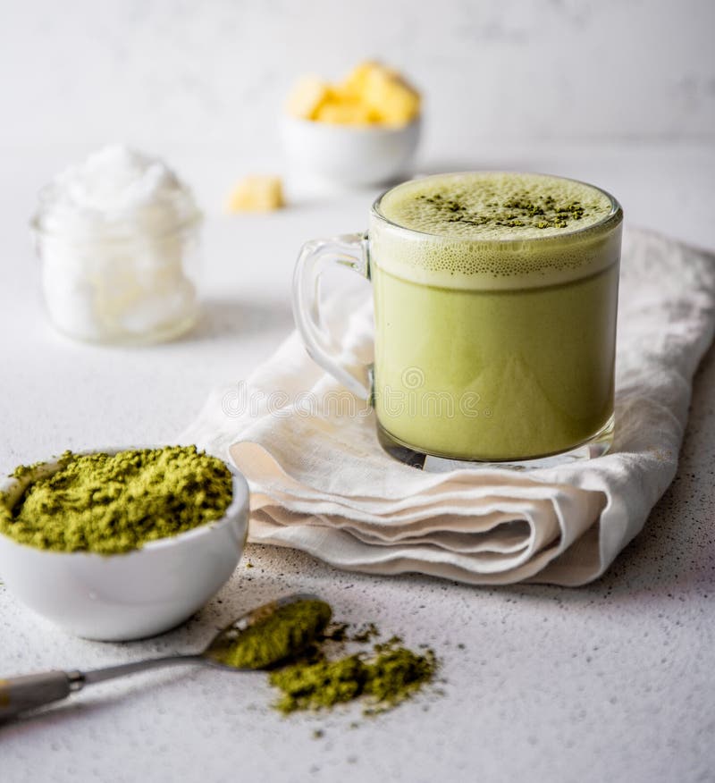 KUGELSICHERES MATCHA Heißes Getränk Ketogenic Keton-Diät Tee matcha mischte mit Kokosnussöl und Butter Schale von kugelsicherem lizenzfreie stockfotografie KUGELSICHERES MATCHA Heißes Getränk Ketogenic Keton-Diät Tee matcha mischte mit Kokosnussöl und Butter Schale von kugelsicherem lizenzfreie stockfotografie