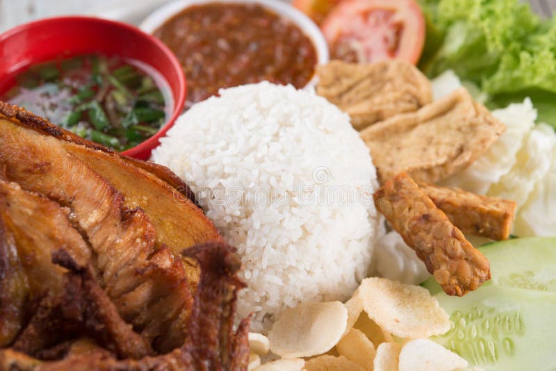 Kukus lemak Nasi с жареной курицей стоковая фотография rf