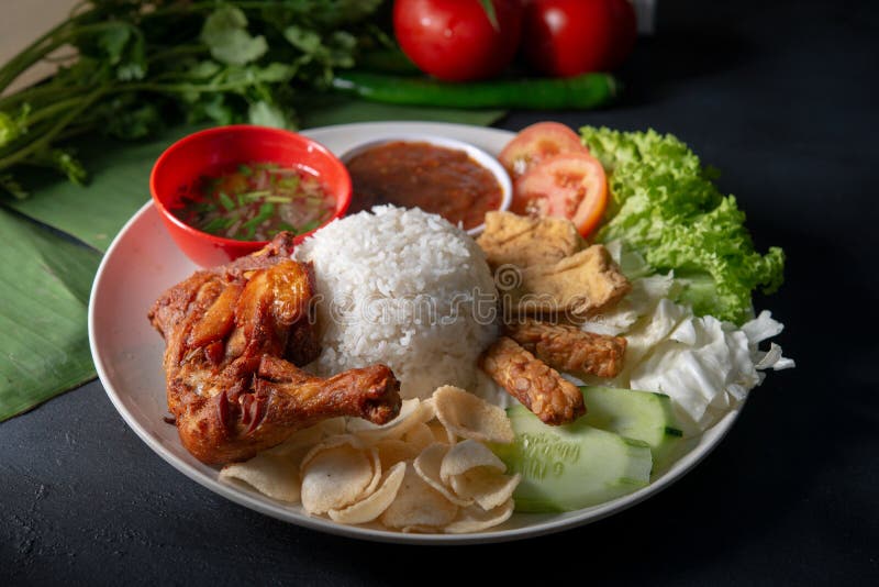 Kukus lemak Nasi с зажаренным drumstick стоковое фото rf