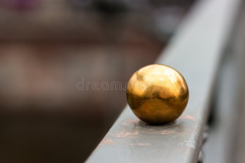 Kula złota metaliczna na balustradzie