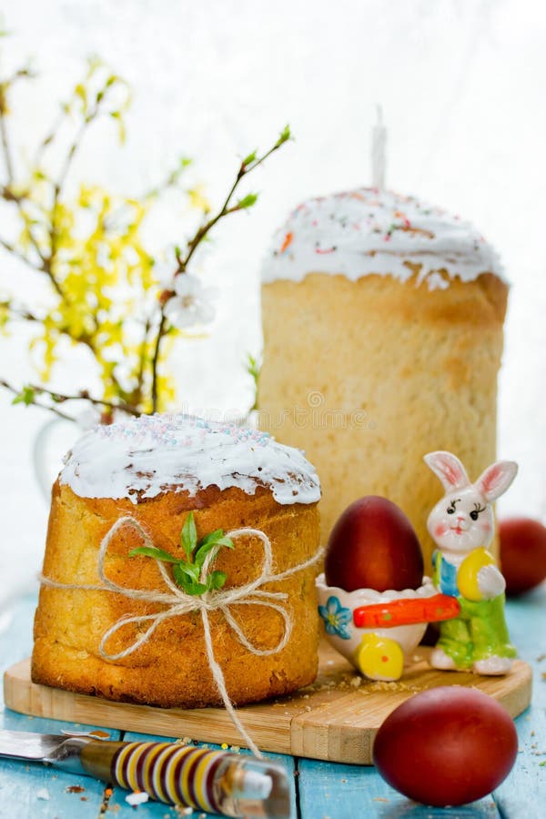 Kulich e dolore tradizionali del pane di pasqua della composizione degli alimenti di Pasqua immagini stock