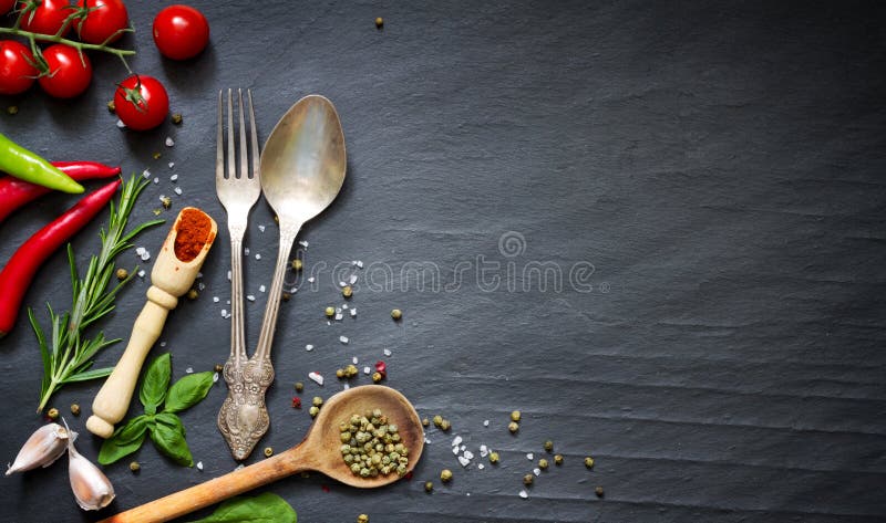 Kulinarisches Rahmenkonzept des Menülebensmittels auf schwarzem Hintergrund