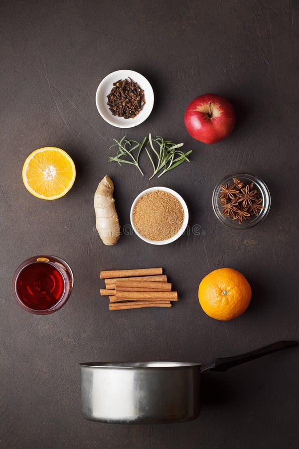 Kulinarisk bakgrund med ingredienser för recept av funderat vin på tabellen för mörk brunt royaltyfri foto Kulinarisk bakgrund med ingredienser för recept av funderat vin på tabellen för mörk brunt royaltyfri foto