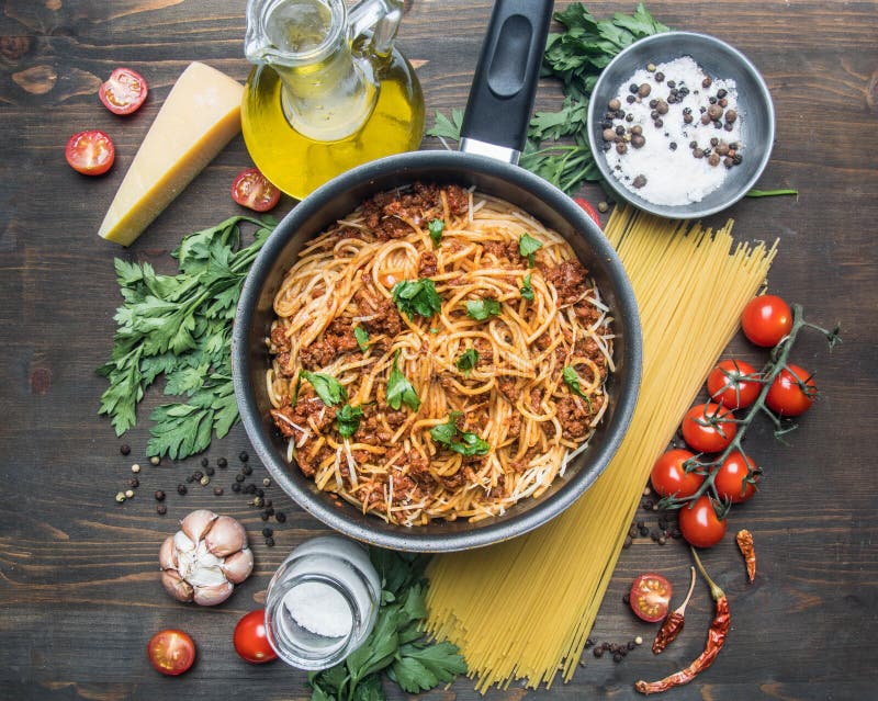Kulinarna pomidorowa pasta z minced mięsem, czereśniowymi pomidorami, pietruszką, cebulą i czosnkiem, masło, pomidorowej pasty se zdjęcia stock Kulinarna pomidorowa pasta z minced mięsem, czereśniowymi pomidorami, pietruszką, cebulą i czosnkiem, masło, pomidorowej pasty se zdjęcia stock