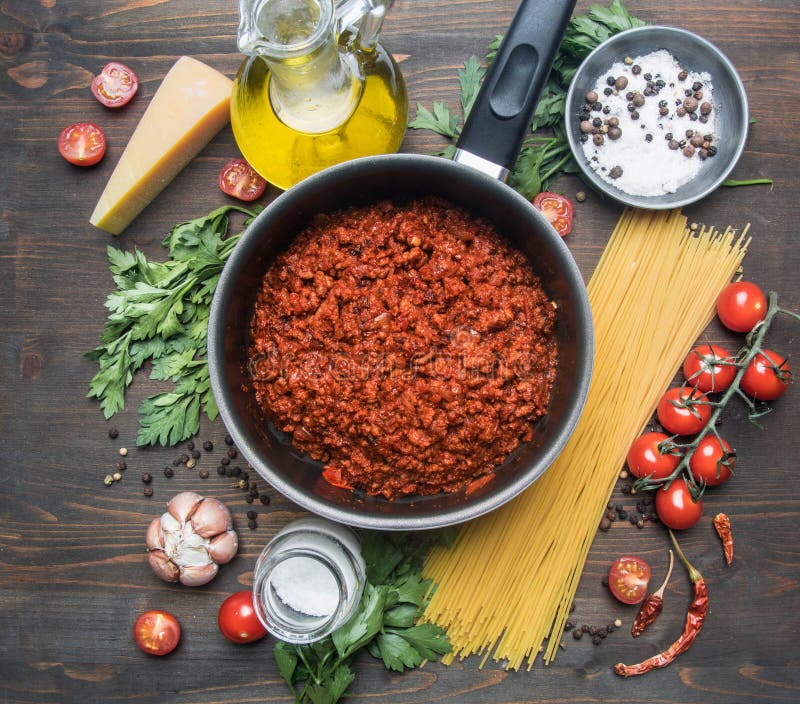 Kulinarna pomidorowa pasta z minced mięsem, czereśniowymi pomidory, pietruszka, cebula, czosnek, masło, pomidorowa pasta i ser sk fotografia stock Kulinarna pomidorowa pasta z minced mięsem, czereśniowymi pomidory, pietruszka, cebula, czosnek, masło, pomidorowa pasta i ser sk fotografia stock