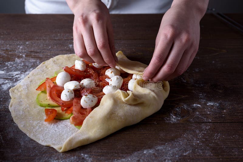 Kulinarni domowej roboty ciastka, pizza z warzywami i ser, Jarski naczynie, zdrowy posiłek obraz royalty free Kulinarni domowej roboty ciastka, pizza z warzywami i ser, Jarski naczynie, zdrowy posiłek obraz royalty free