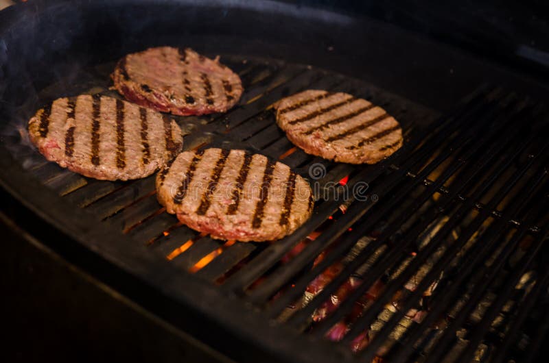 kulinarni hamburgery na gorącym grillu grill opieczenie zdjęcia royalty free kulinarni hamburgery na gorącym grillu grill opieczenie zdjęcia royalty free
