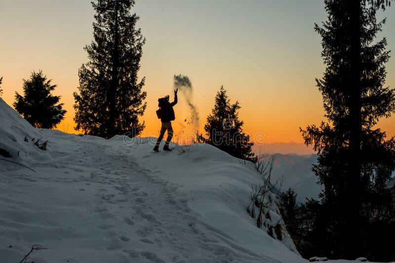Kullu, Himachal Pradesh, Inde - 9 janvier 2019 : Voyageur jouant avec la neige au-dessus du coucher du soleil en Himalaya images stock Kullu, Himachal Pradesh, Inde - 9 janvier 2019 : Voyageur jouant avec la neige au-dessus du coucher du soleil en Himalaya images stock