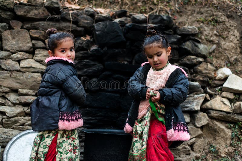 Kullu, Himachal Pradesh India, Grudzie?, - 21, 2018: Fotografia biedny indyjski bli?niak dziewczyny dziecko w g?rach obrazy stock Kullu, Himachal Pradesh India, Grudzie?, - 21, 2018: Fotografia biedny indyjski bli?niak dziewczyny dziecko w g?rach obrazy stock