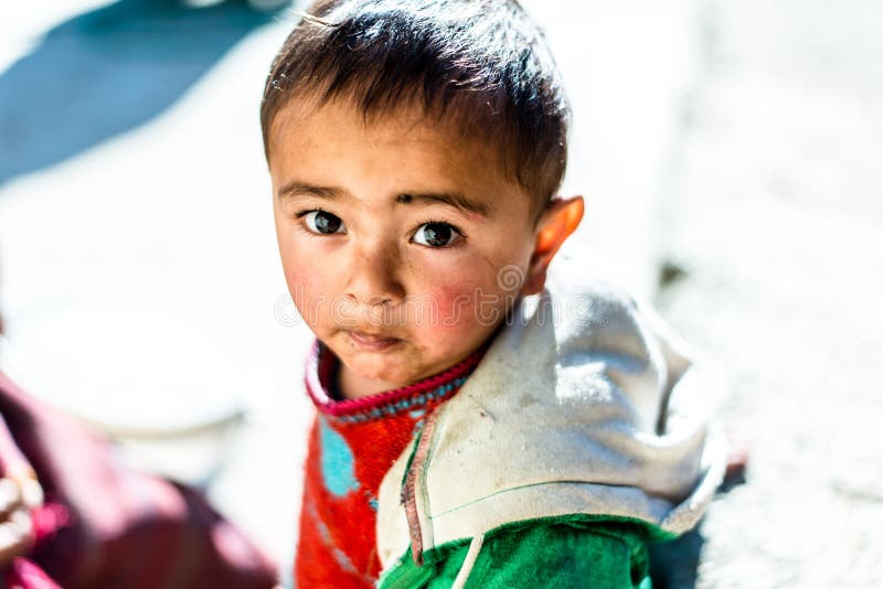 Kullu, Himachal Pradesh, India - Januari 17, 2019: Portret van jongen in berg, Himalayan-mensen royalty-vrije stock fotografie Kullu, Himachal Pradesh, India - Januari 17, 2019: Portret van jongen in berg, Himalayan-mensen royalty-vrije stock fotografie