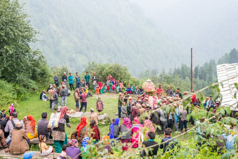 Kullu, Himachal Pradesh, Indien - 31. August 2018: Vorbereitung eines Schreins eingeweiht lokalem Gott stockfotos Kullu, Himachal Pradesh, Indien - 31. August 2018: Vorbereitung eines Schreins eingeweiht lokalem Gott stockfotos