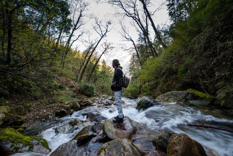 Kullu, podróżnik przy milky wodnym strumieniem w himalajach - siklawa Himachal Pradesh India, Marzec - 01, 2019 - obraz stock Kullu, podróżnik przy milky wodnym strumieniem w himalajach - siklawa Himachal Pradesh India, Marzec - 01, 2019 - obraz stock