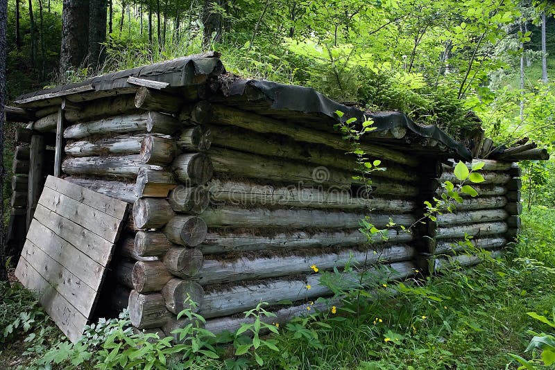 Kulturell - historisches Monument: parteigängerisches Verpflegenyard in der Besna-Stelle im Ilanovska-Tal in Liptov lizenzfreies stockbild Kulturell - historisches Monument: parteigängerisches Verpflegenyard in der Besna-Stelle im Ilanovska-Tal in Liptov lizenzfreies stockbild