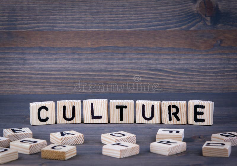 Kultury słowo pisać na drewnianym bloku