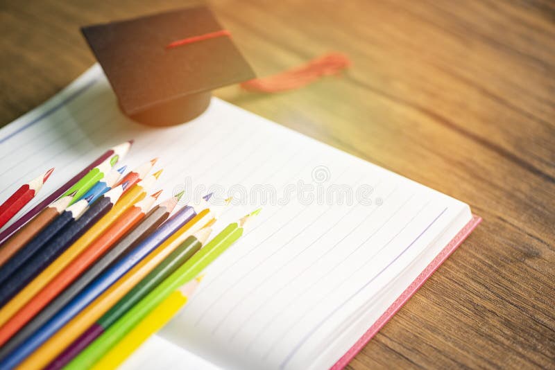Kul?r blyertspennaupps?ttning och avl?ggande av examenlock p? vitbokanteckningsboken tillbaka till skola och utbildningsbegreppet arkivfoto Kul?r blyertspennaupps?ttning och avl?ggande av examenlock p? vitbokanteckningsboken tillbaka till skola och utbildningsbegreppet arkivfoto