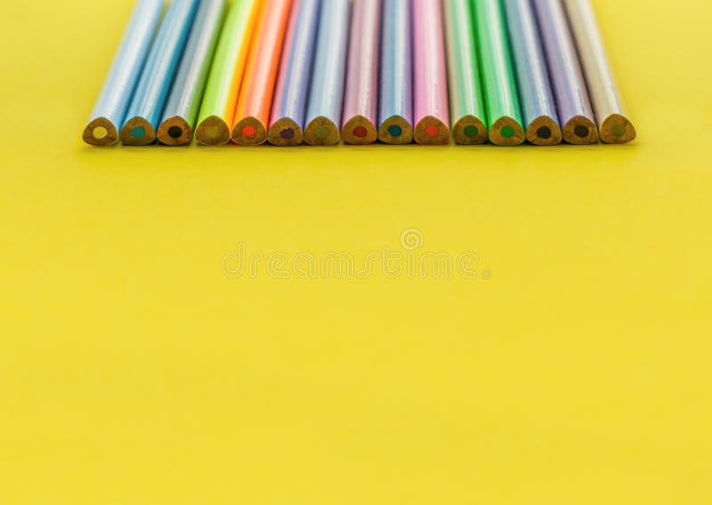 kulört objekt ett för greys för begreppsmångfaldframdel rad av blandningfärgblyertspennan på gul bakgrund royaltyfri bild kulört objekt ett för greys för begreppsmångfaldframdel rad av blandningfärgblyertspennan på gul bakgrund royaltyfri bild