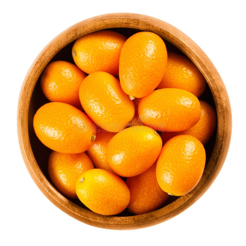 Kumquat freschi in una ciotola di legno su fondo bianco immagini stock libere da diritti Kumquat freschi in una ciotola di legno su fondo bianco immagini stock libere da diritti