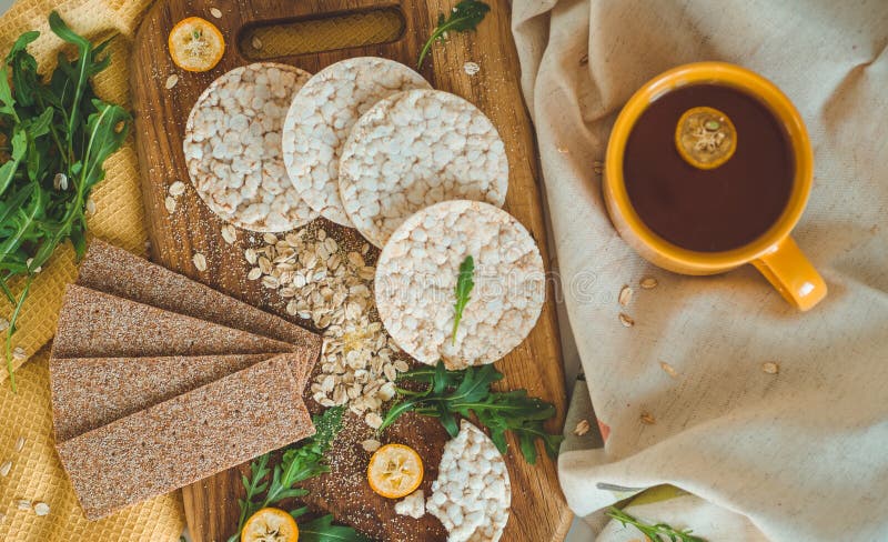 Kumquat friável redondo do whith dos biscoitos do arroz e dos biscoitos de Rye Conceito dietético e alimento saudável do vegetari fotos de stock Kumquat friável redondo do whith dos biscoitos do arroz e dos biscoitos de Rye Conceito dietético e alimento saudável do vegetari fotos de stock