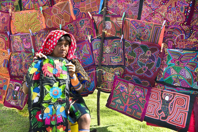 Kunavrouw, Panama met de traditionele kunstwerken - Molas, stock fotografie Kunavrouw, Panama met de traditionele kunstwerken - Molas, stock fotografie