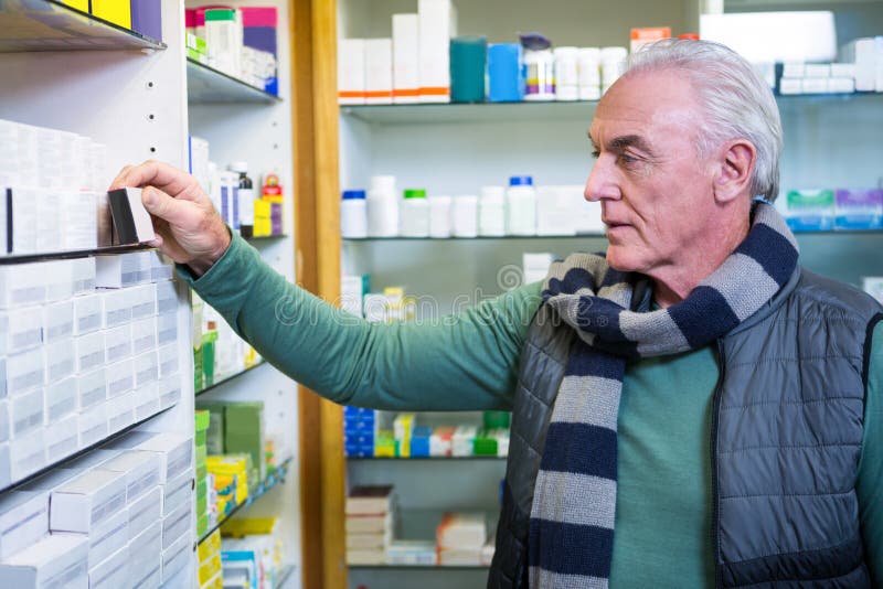 Kund som kontrollerar en preventivpillerask arkivfoton Kund som kontrollerar en preventivpillerask arkivfoton