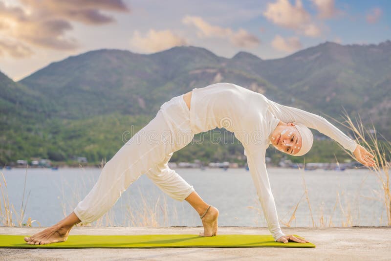 Kundalini Yoga Mujer En Ropa Blanca Y Turbante Practica Yoga Kundalini Sobre El Fondo De Las Montañas Del Mar Y Imagen de archivo - Imagen de terapia,