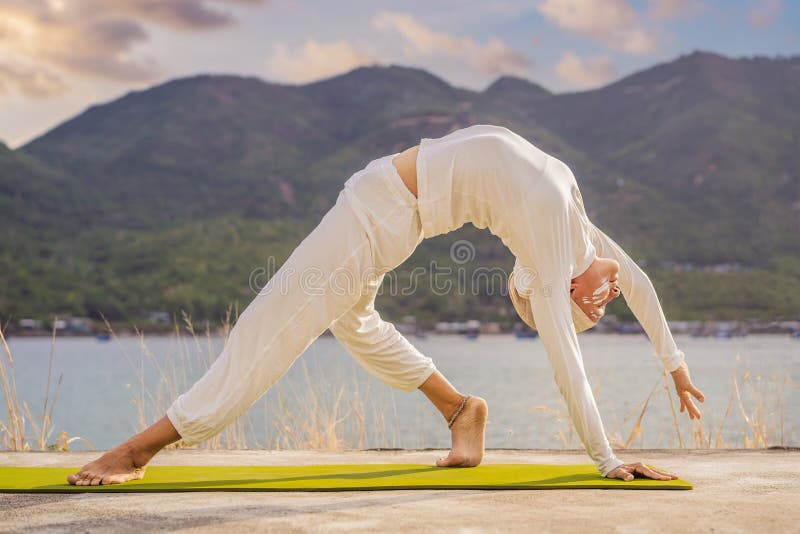 Kundalini Yoga Mujer En Ropa Blanca Y Turbante Practica Yoga Sobre El Fondo De Las Montañas Del Mar Y Imagen de - Imagen de vacaciones, hermoso: 215390717