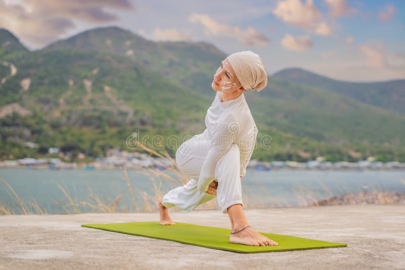 Kundalini Yoga En Ropa Blanca Y Turbante Practica Yoga Kundalini Sobre El Fondo De Las Montañas Del Mar Y Foto de archivo - Imagen de verano, adulto: 215400100