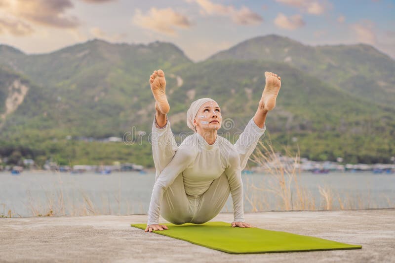 Kundalini Yoga Mujer En Ropa Blanca Y Turbante Practica Yoga Kundalini Sobre El Fondo De Las Del Y Foto de archivo - Imagen de lifestyle, gente: 215402828