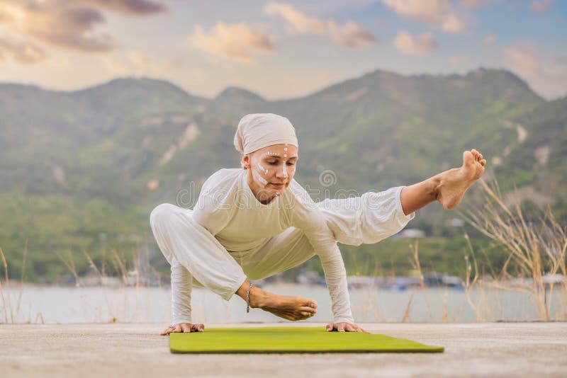 Kundalini Yoga Mujer Ropa Blanca Y Turbante Practica Yoga Kundalini Sobre El Fondo De Las Del Mar Y Imagen archivo - de adulto, yoga: 215406117