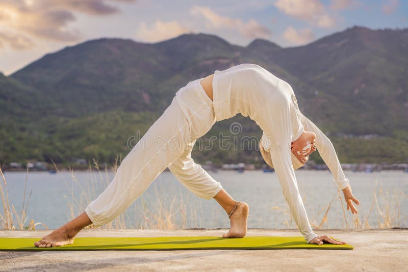 Beeldhouwer belangrijk schraper Kundalini Yoga - Vrouw in Witte Kleding En Turban Beoefent Yoga Kundalini  Op De Achtergrond Van De Zeeconferenties En Stock Afbeelding - Image of  volwassen, achtergrond: 215292165