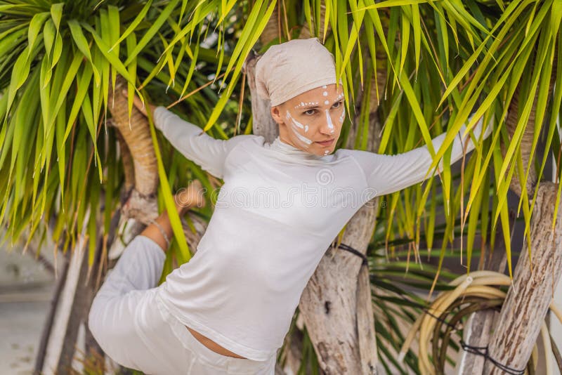 Hassy Continentaal surfen Kundalini Yoga - Vrouw in Witte Kleding En Turban Beoefent Yoga Kundalini  Op De Achtergrond Van De Zeeconferenties En Stock Afbeelding - Image of  nave, oefening: 215390717