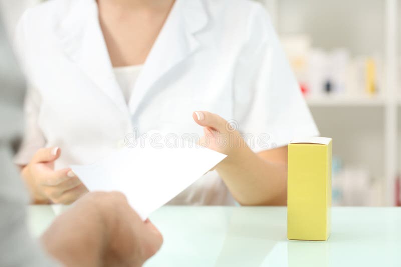 Kunde, der einem Apotheker Rezept bittet um Medizin gibt. Schließen Sie oben von einem Kunden, der einem Apotheker Rezept gibt, der um Medizin in einem Apothekeninnenraum bittet