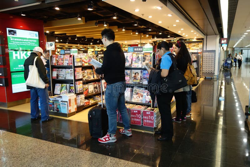 Kunden kaufen für Bücher auf 23 Novemer 2014 in Hong Kong Airport lizenzfreie stockfotos Kunden kaufen für Bücher auf 23 Novemer 2014 in Hong Kong Airport lizenzfreie stockfotos
