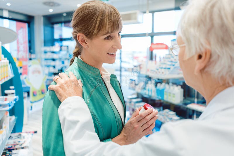 Kundin in der Apothekenkaufendroge hoffend, sich zu verbessern stockfotografie
