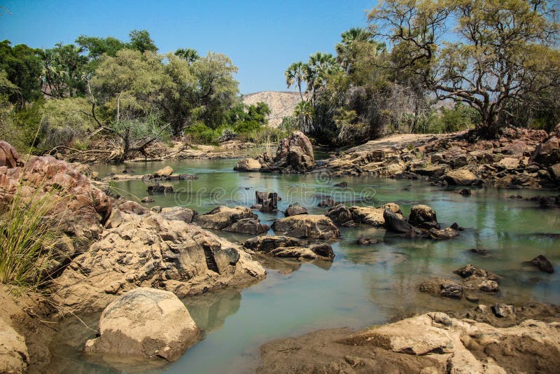 V severní části země, mocný Kunene River součástí Namibias hranice s Angolou asi 325km (202miles).